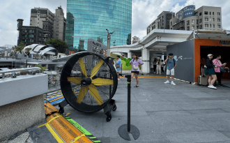 【The Star of the Scene Isn’t the Product】Outdoor Vendors Win Points and Attention with Portable Blower Fans!