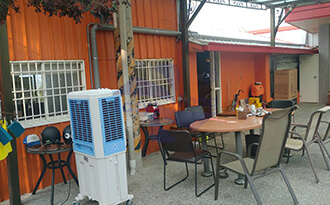 Stable wind in outdoor café.